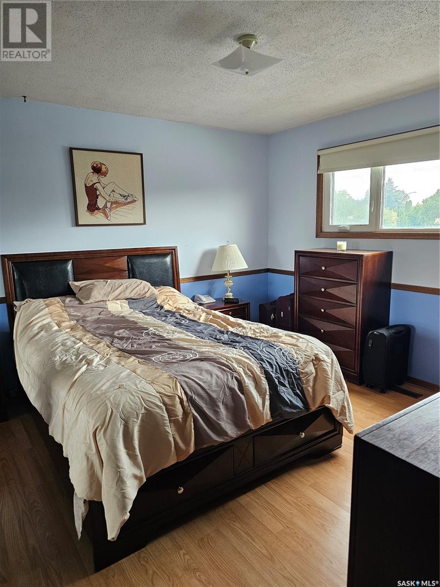 Photo 5 of 702 Mckercher Drive W, Saskatoon SK