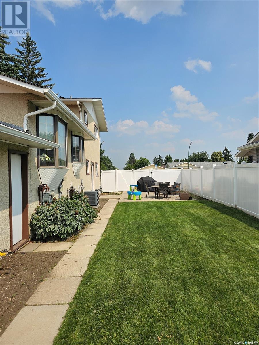Photo 16 of 702 Mckercher Drive W, Saskatoon SK