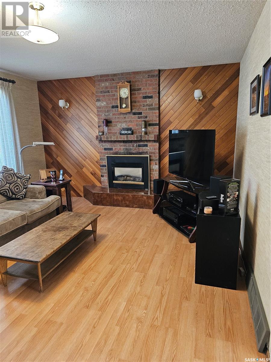 Photo 9 of 702 Mckercher Drive W, Saskatoon SK