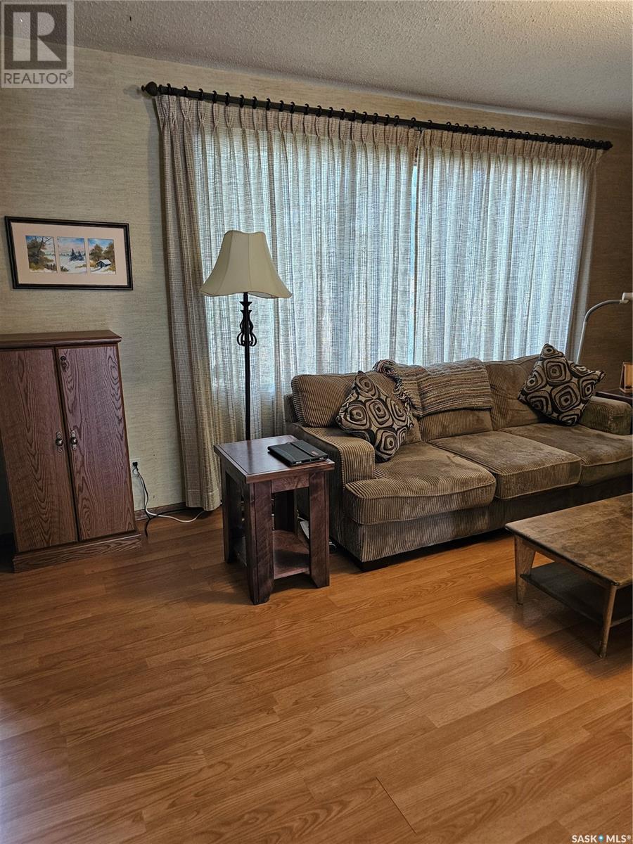 Photo 17 of 702 Mckercher Drive W, Saskatoon SK