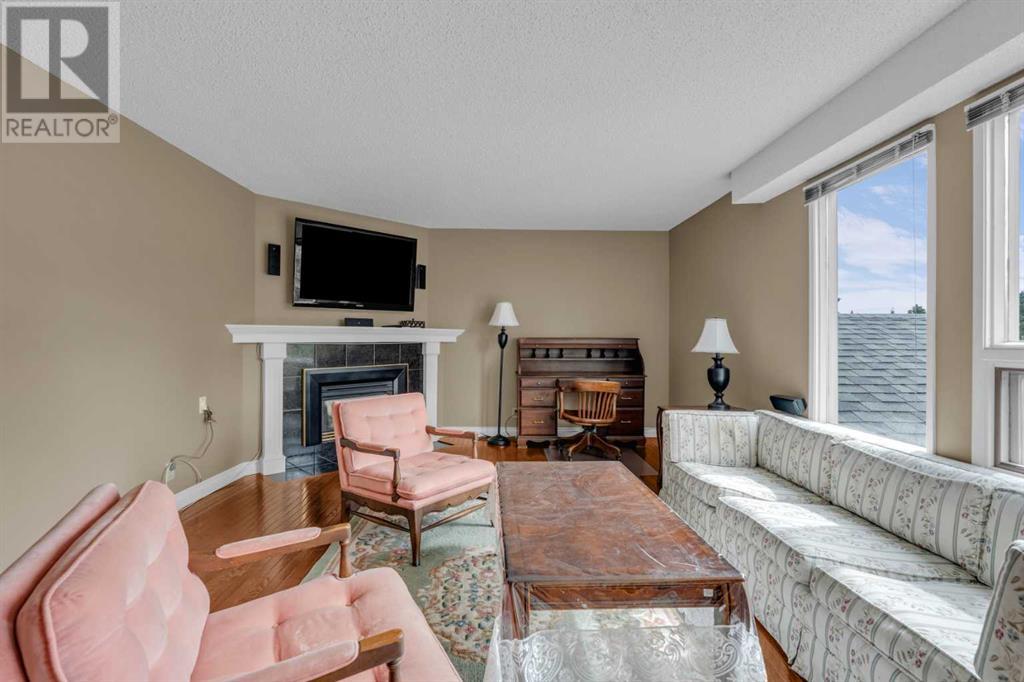 Single Family House 5 Level for Sale in   Woodacres Crescent SW Woodbine Calgary 