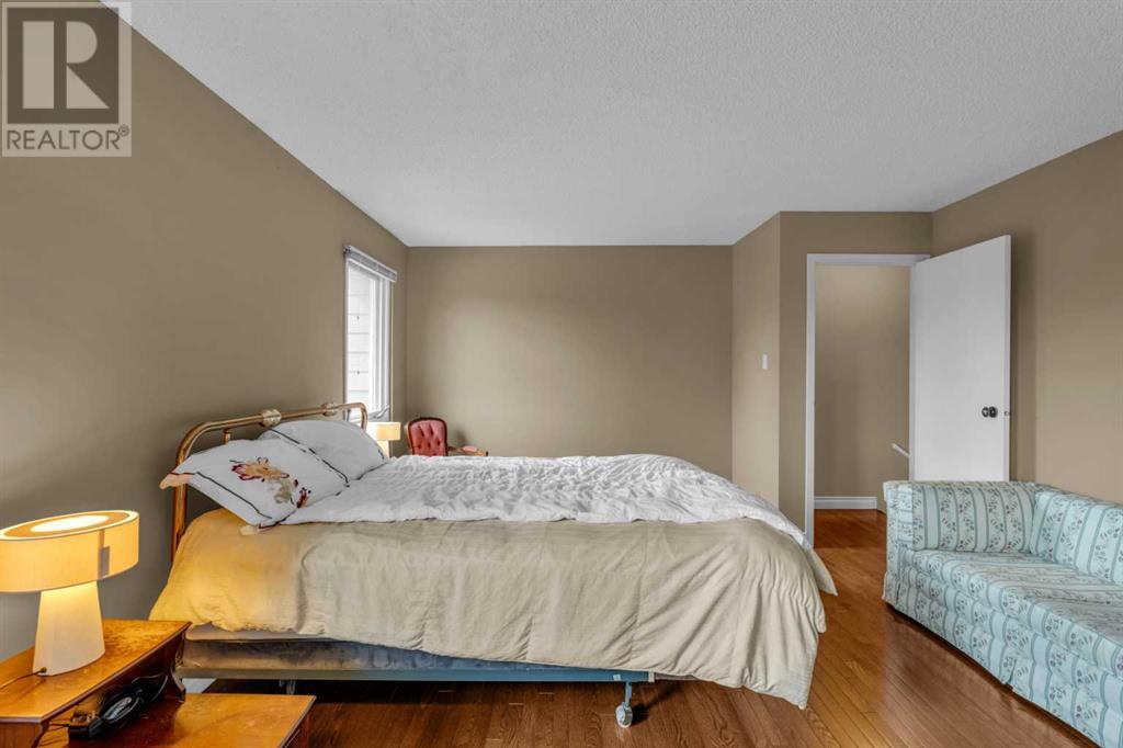 Single Family House 5 Level for Sale in   Woodacres Crescent SW Woodbine Calgary 