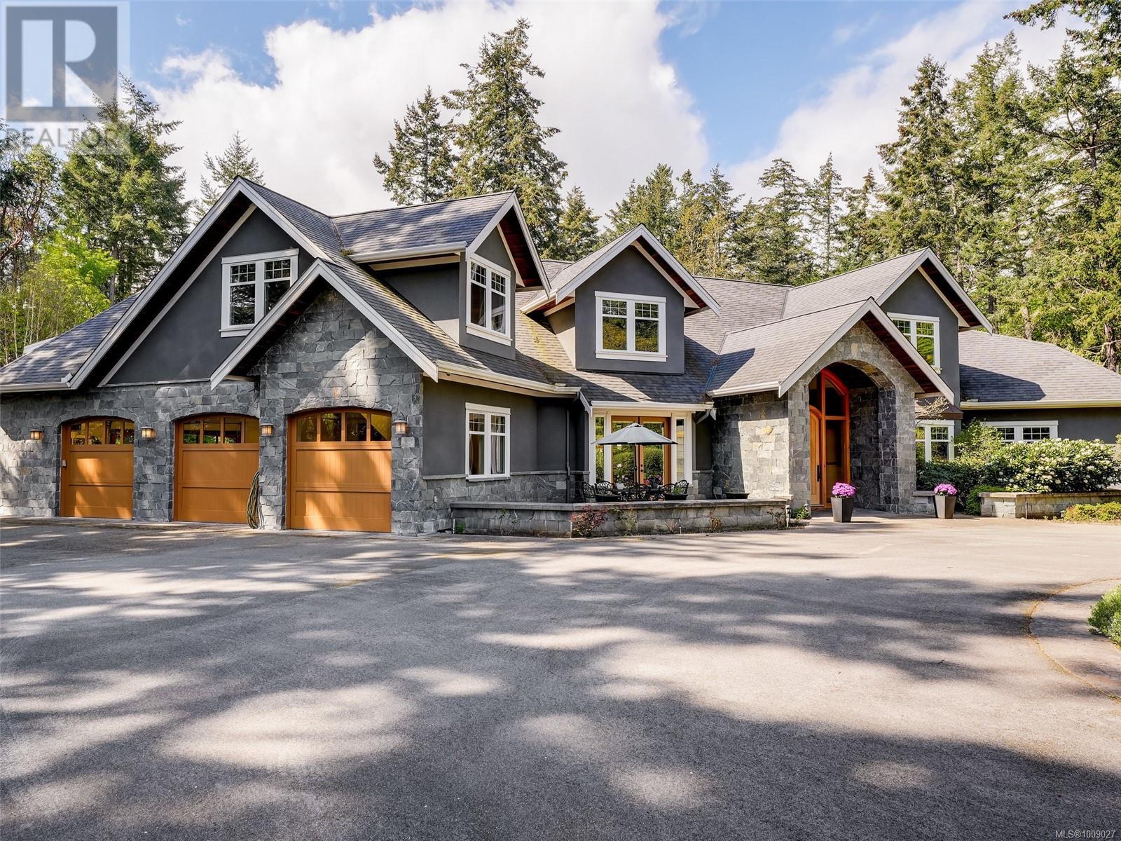  2615 Queenswood Drive, Saanich
