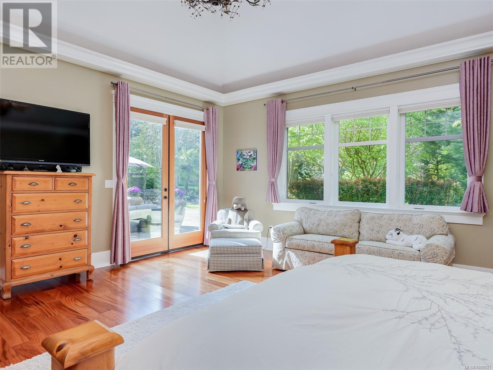  2615 Queenswood Drive, Saanich