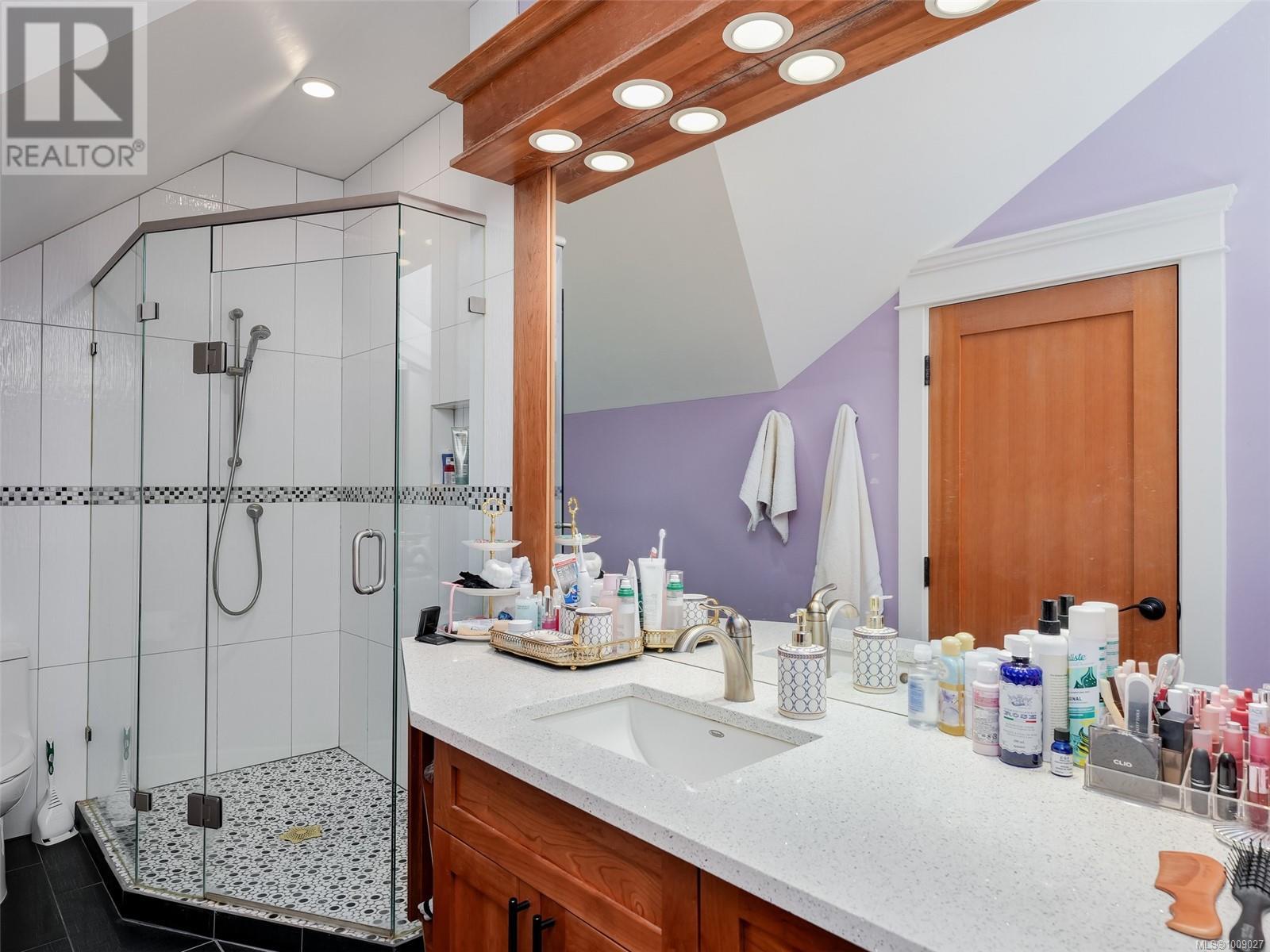  2615 Queenswood Drive, Saanich