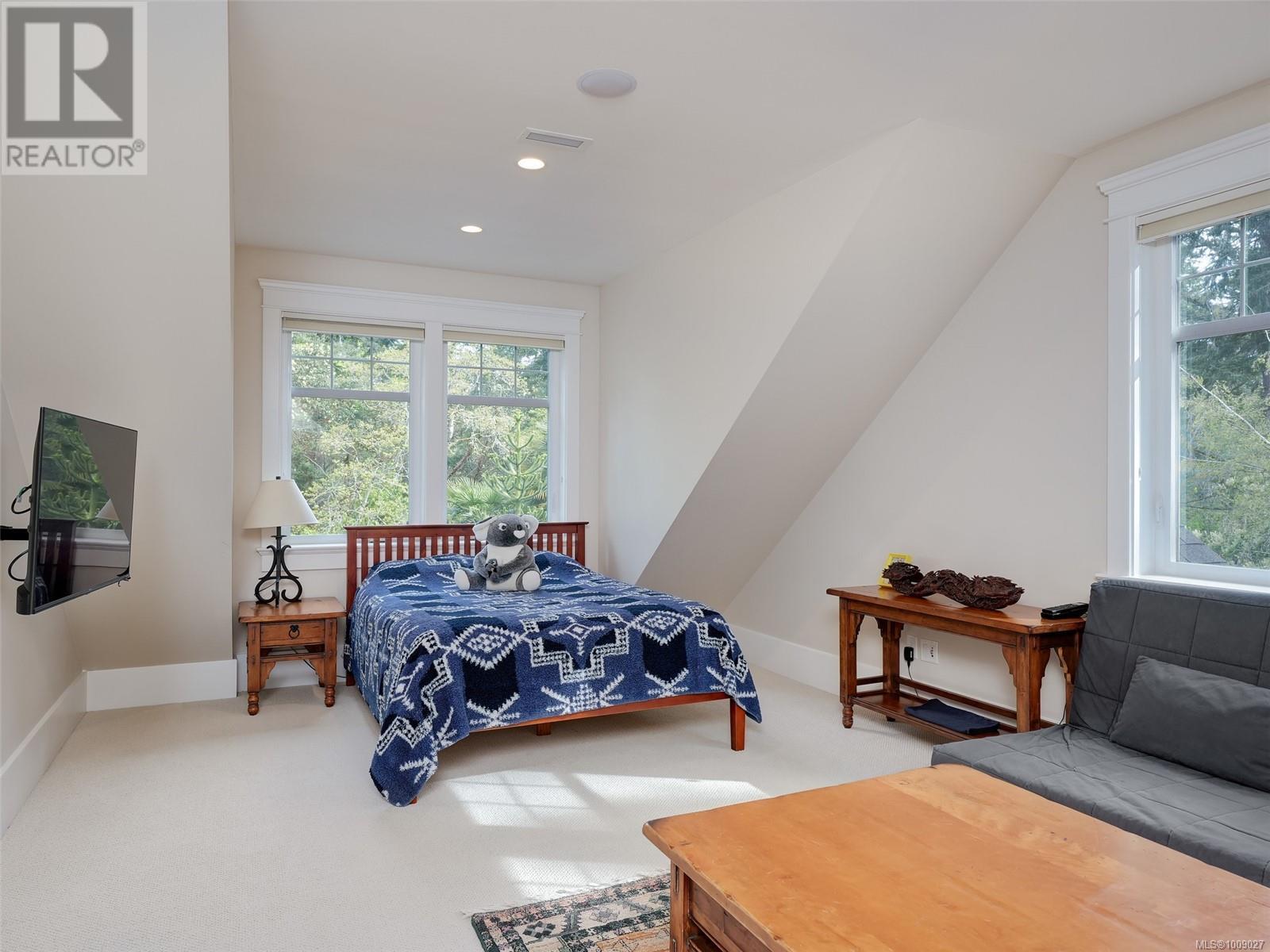  2615 Queenswood Drive, Saanich