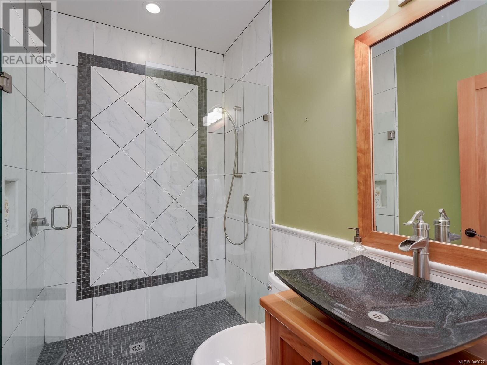  2615 Queenswood Drive, Saanich