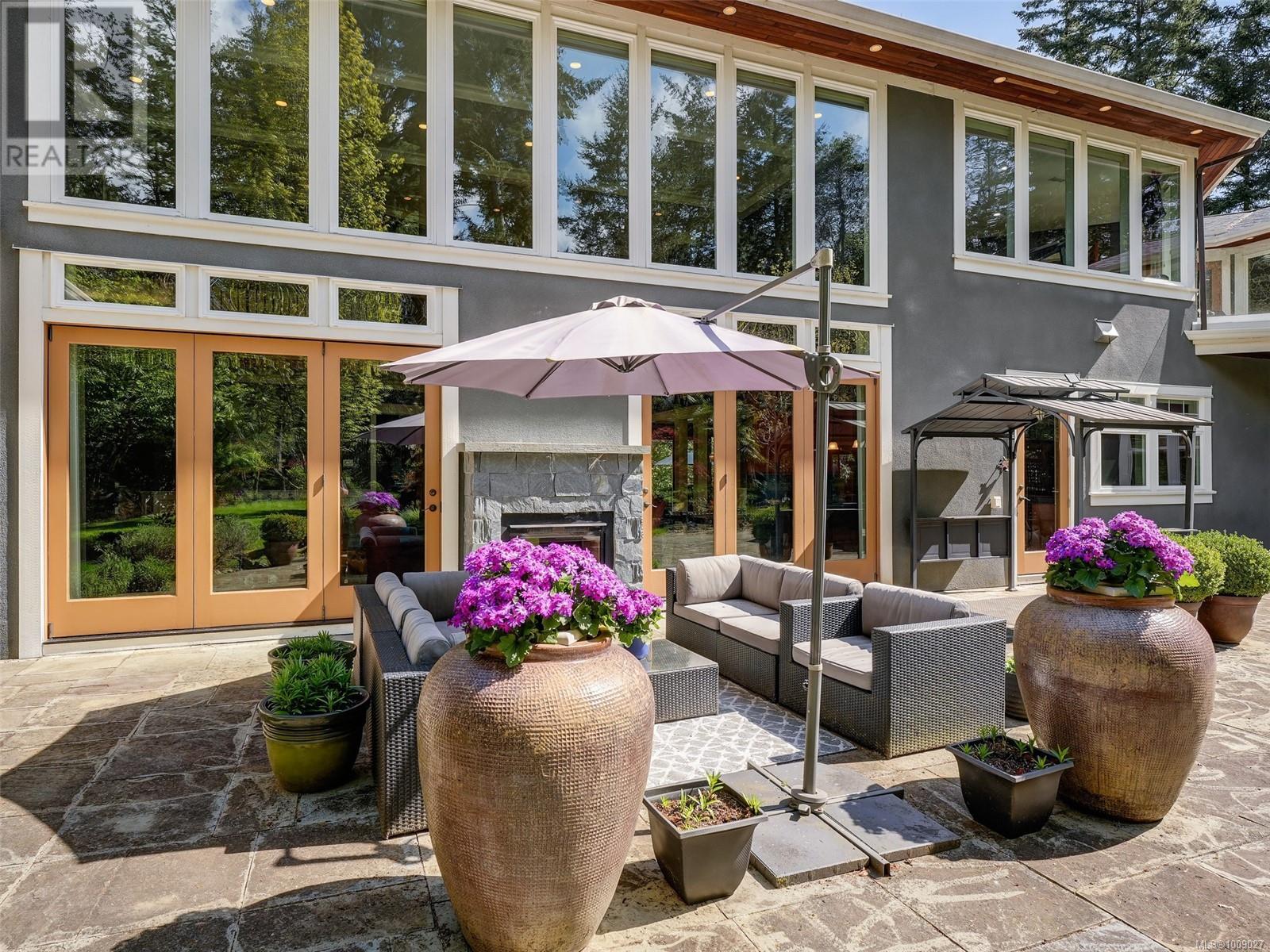  2615 Queenswood Drive, Saanich