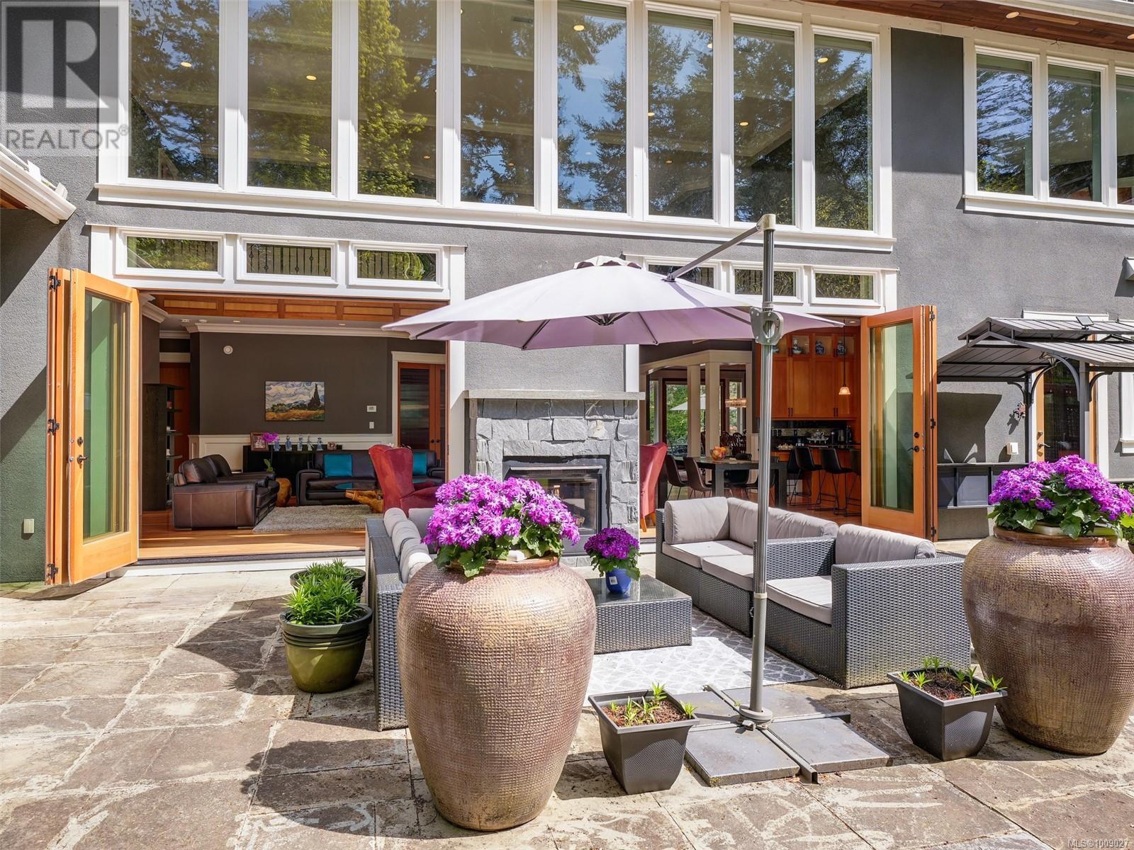  2615 Queenswood Drive, Saanich