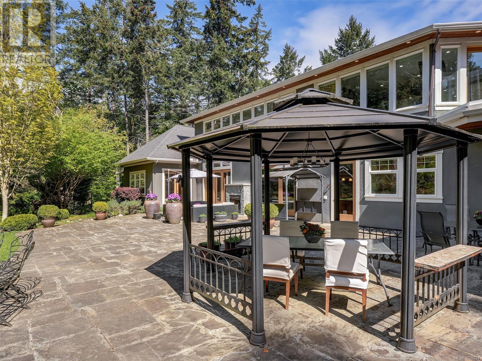  2615 Queenswood Drive, Saanich