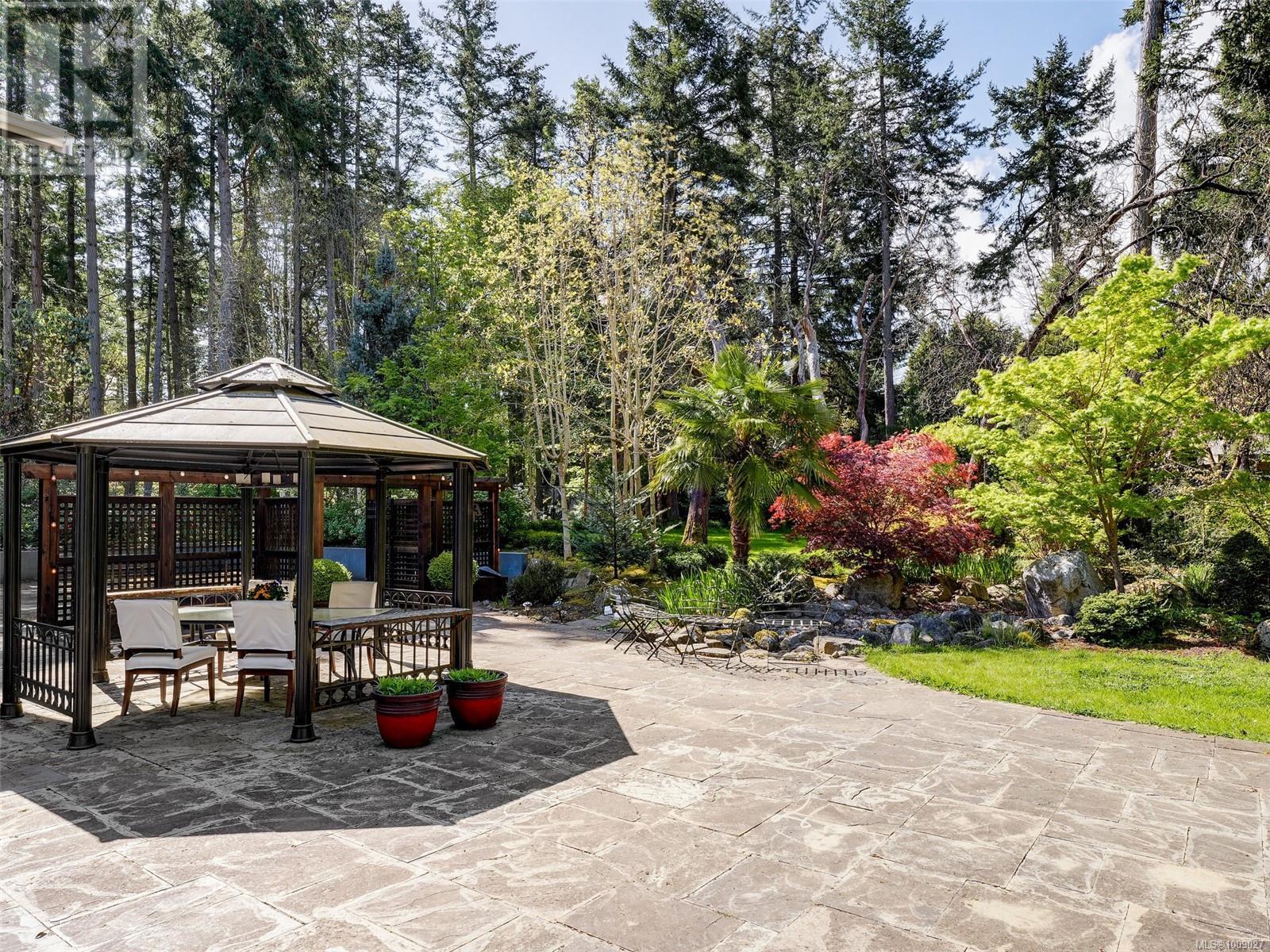  2615 Queenswood Drive, Saanich