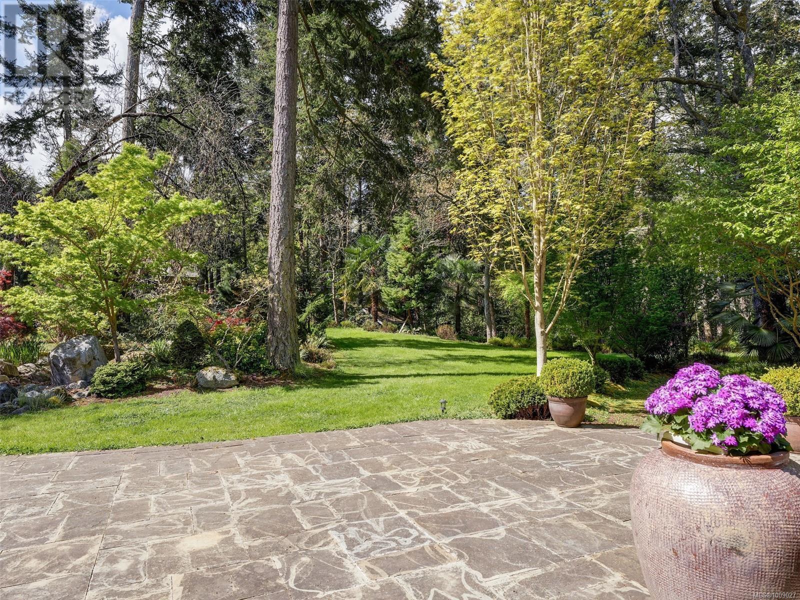  2615 Queenswood Drive, Saanich