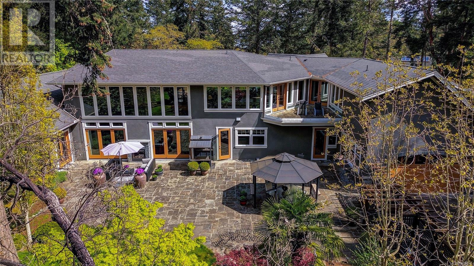  2615 Queenswood Drive, Saanich