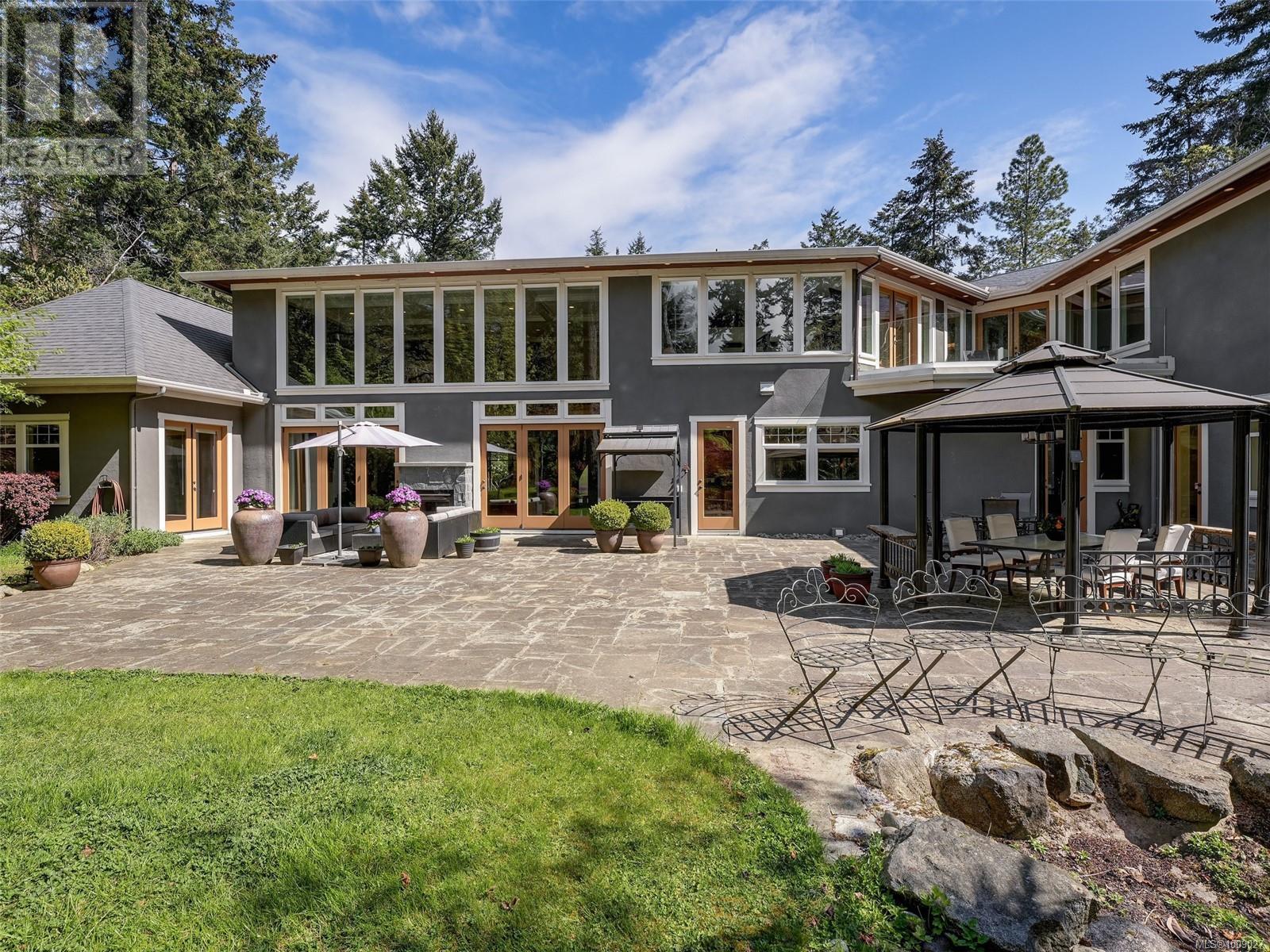 2615 Queenswood Drive, Saanich