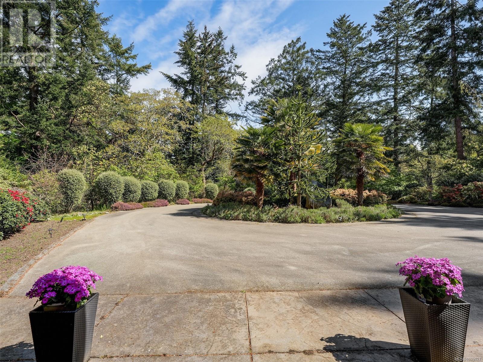  2615 Queenswood Drive, Saanich
