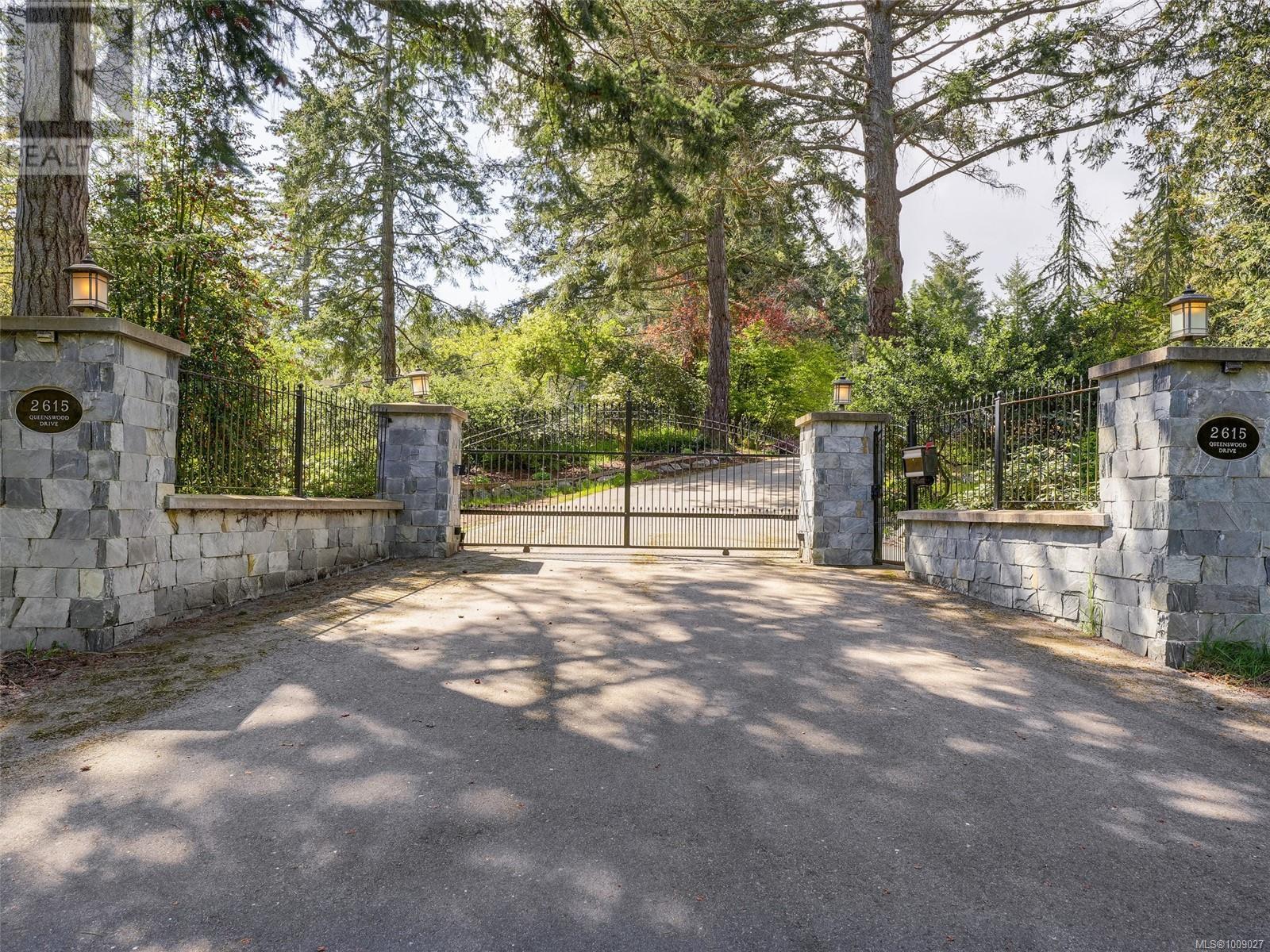  2615 Queenswood Drive, Saanich