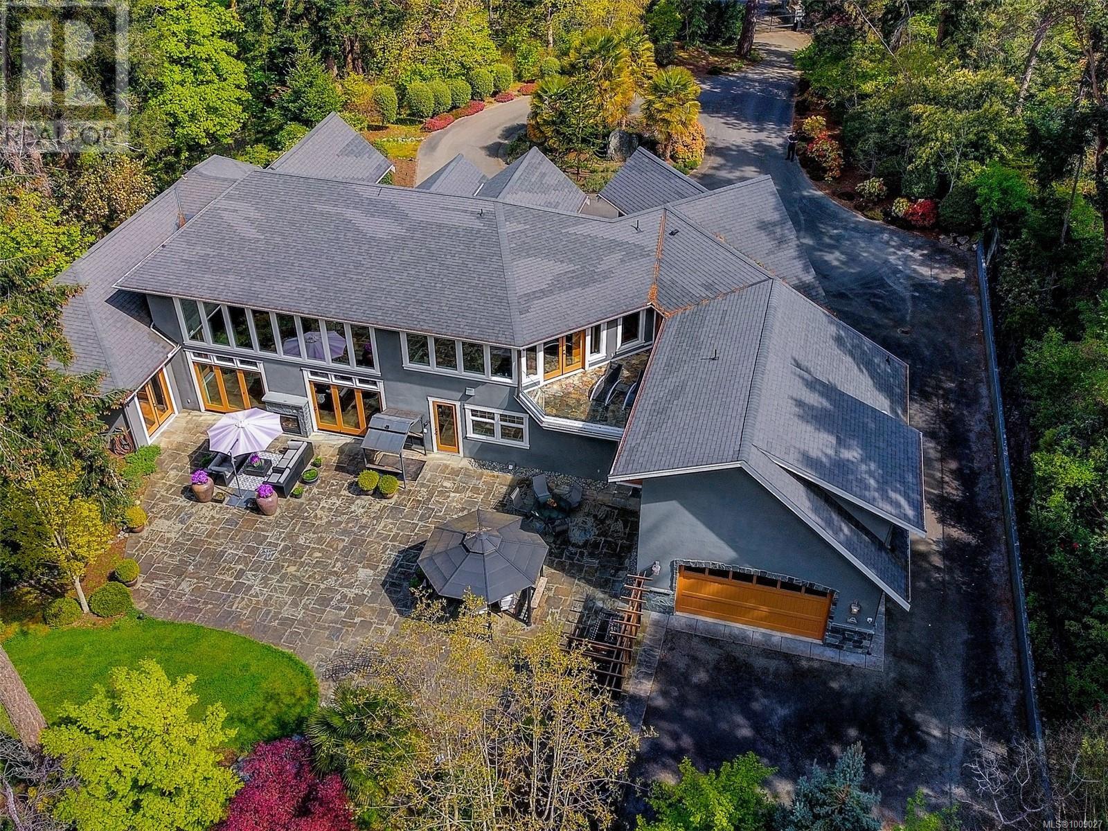 2615 Queenswood Drive, Saanich