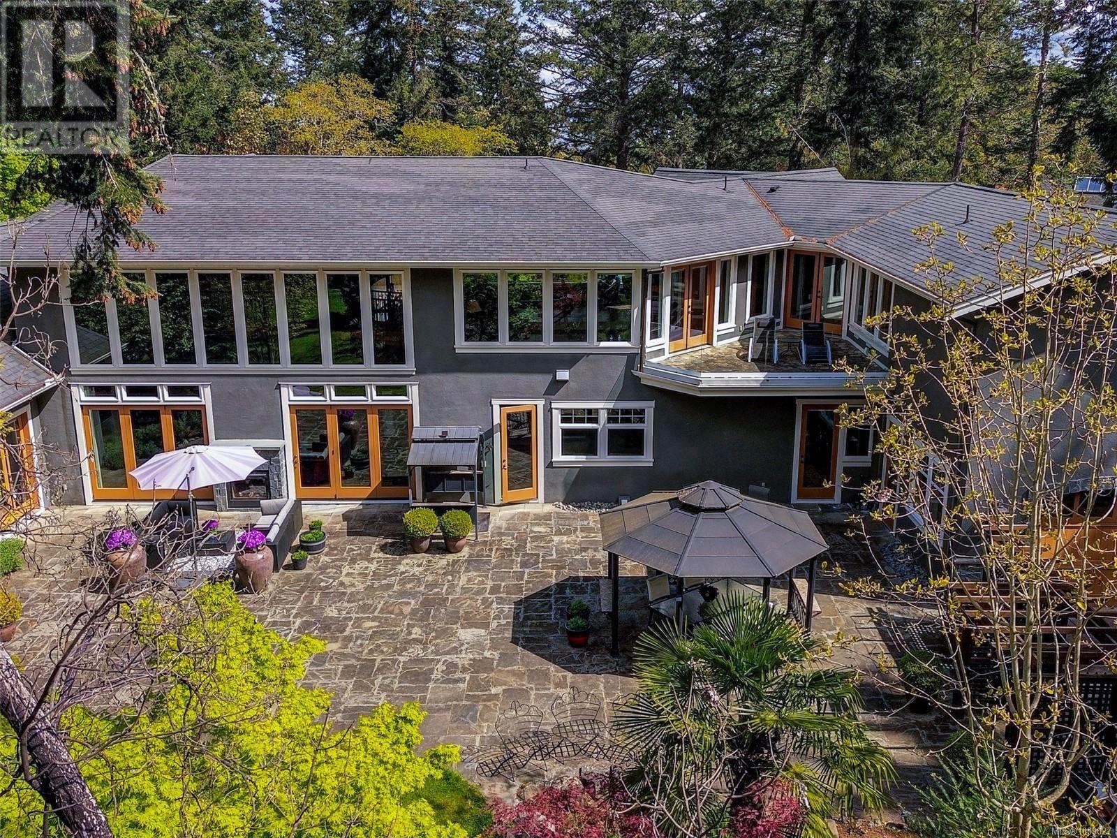  2615 Queenswood Drive, Saanich