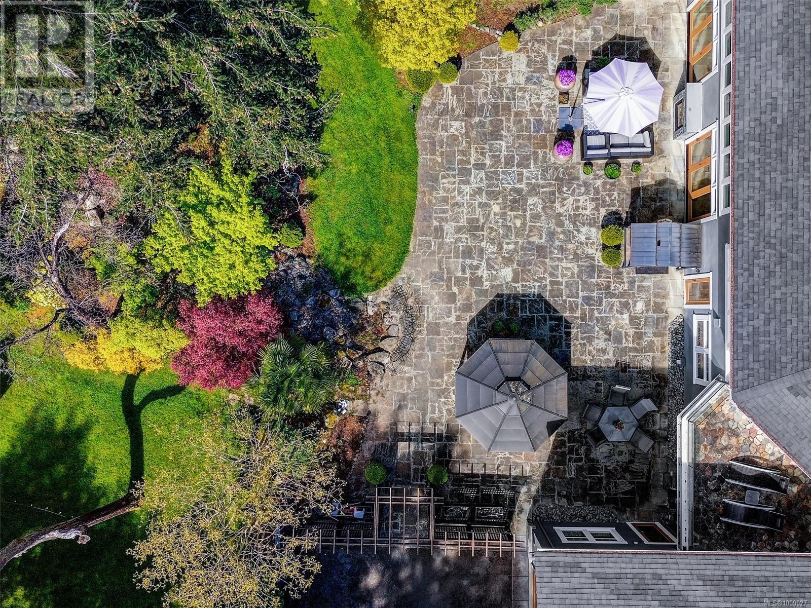  2615 Queenswood Drive, Saanich