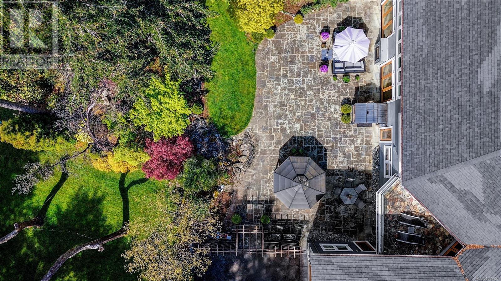 2615 Queenswood Drive, Saanich