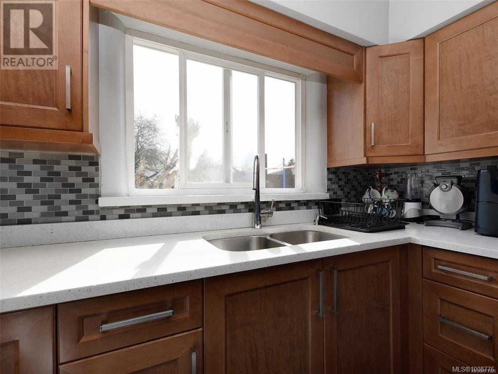 Photo 9 of 85 Battleford Ave, Saanich BC