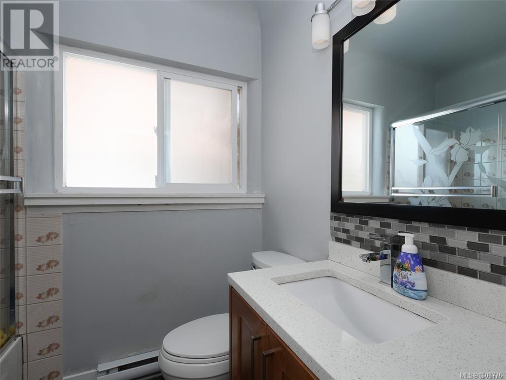 Photo 3 of 85 Battleford Ave, Saanich BC