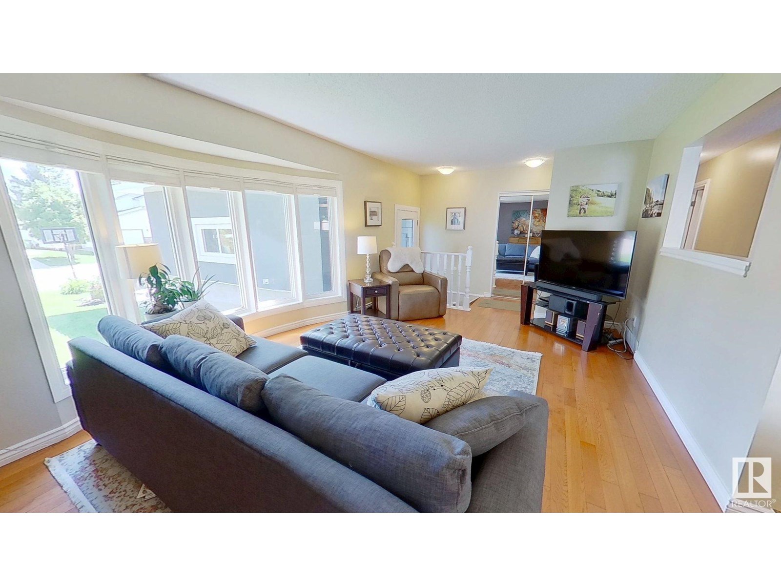 Photo 4 of 5510 59 St, Beaumont AB