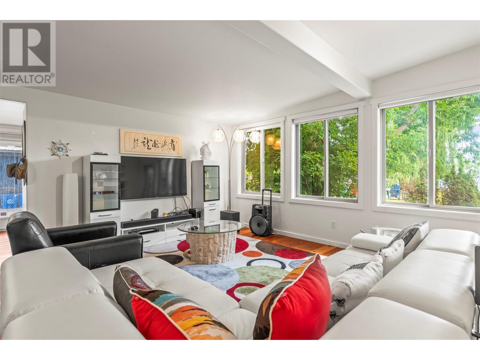2640 Lakeshore Road, Vernon