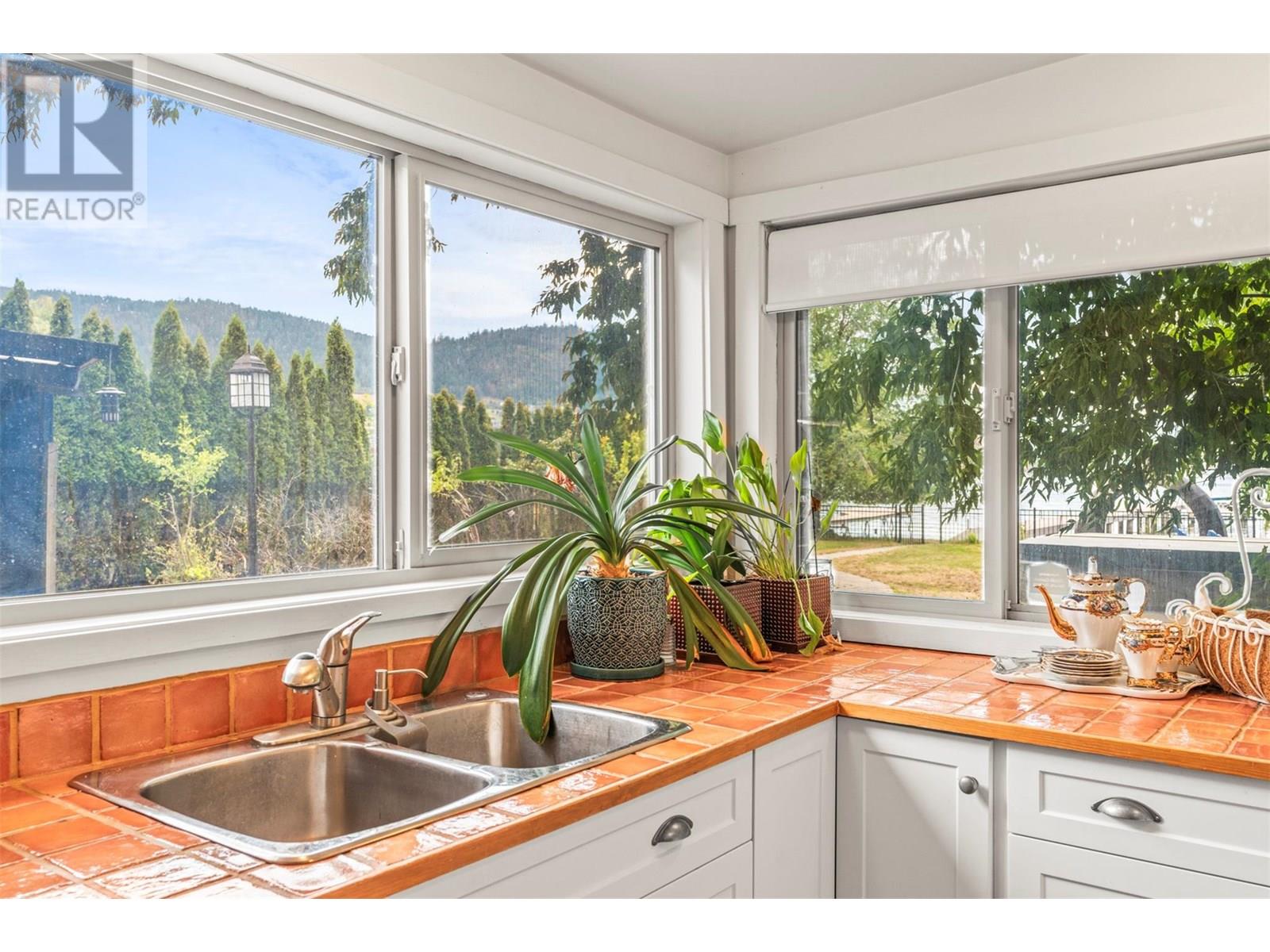 2640 Lakeshore Road, Vernon