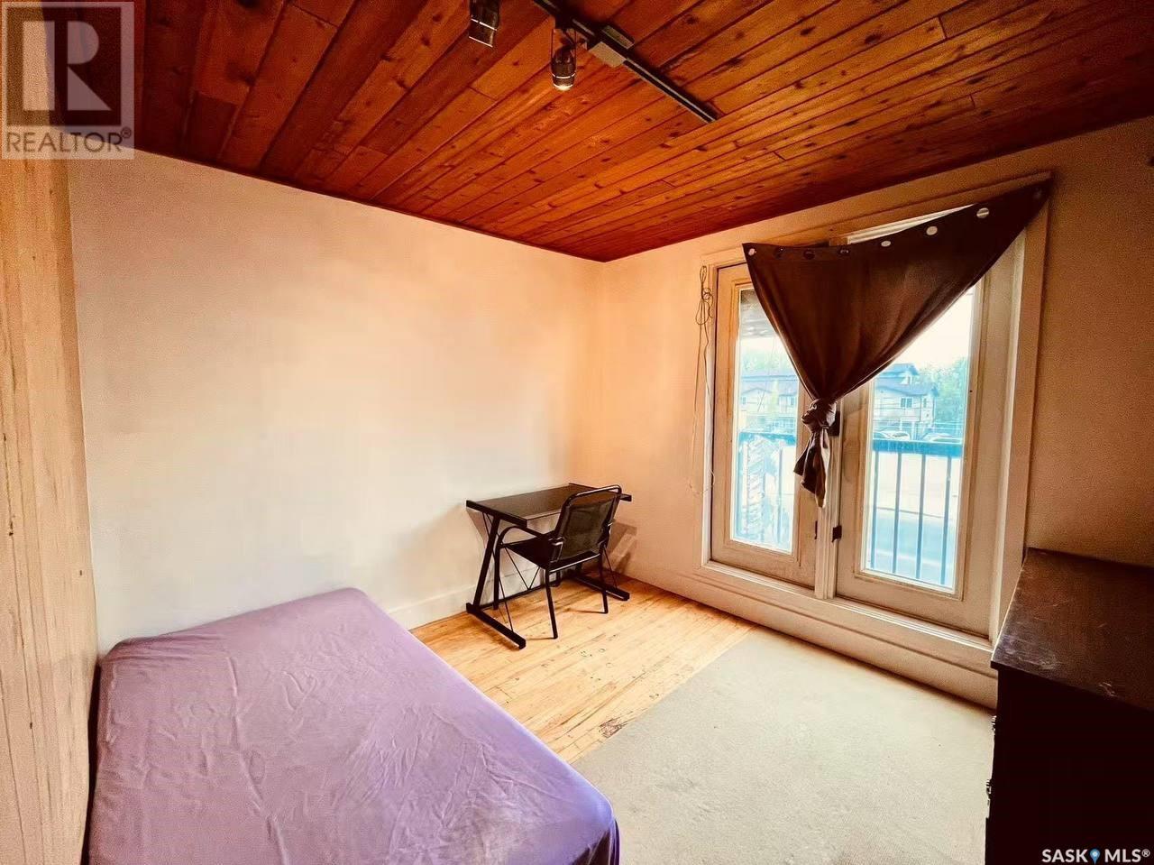 Photo 9 of 814 20th Street W, Saskatoon SK