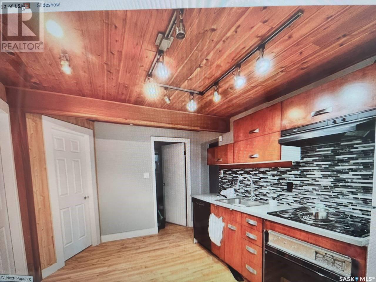 Photo 3 of 814 20th Street W, Saskatoon SK