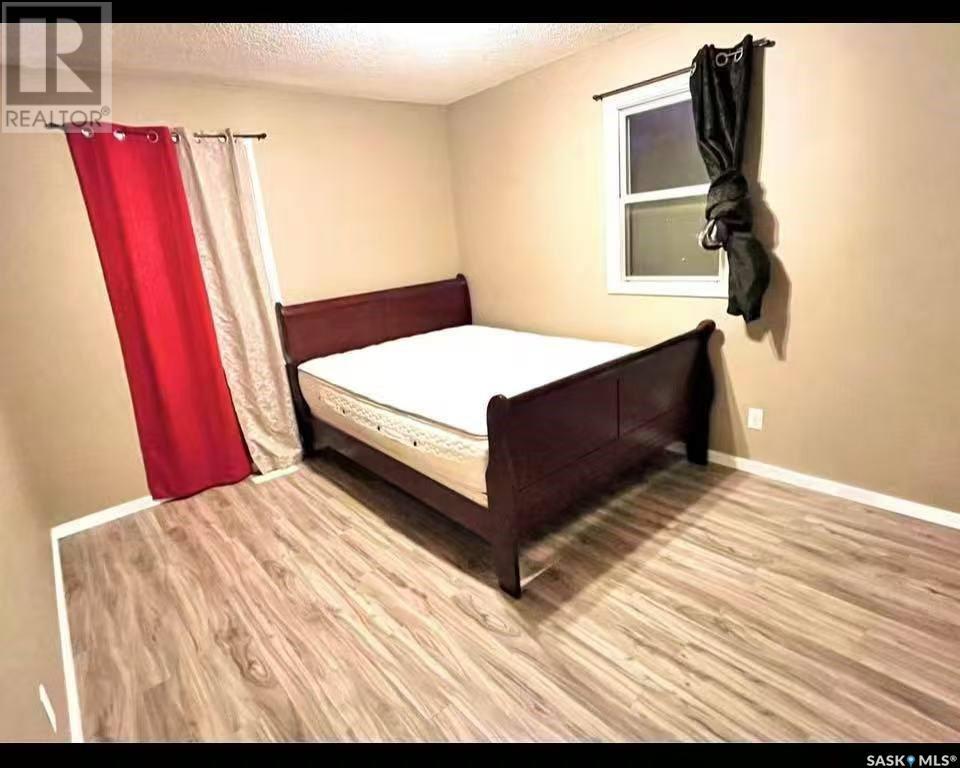 Photo 5 of 814 20th Street W, Saskatoon SK
