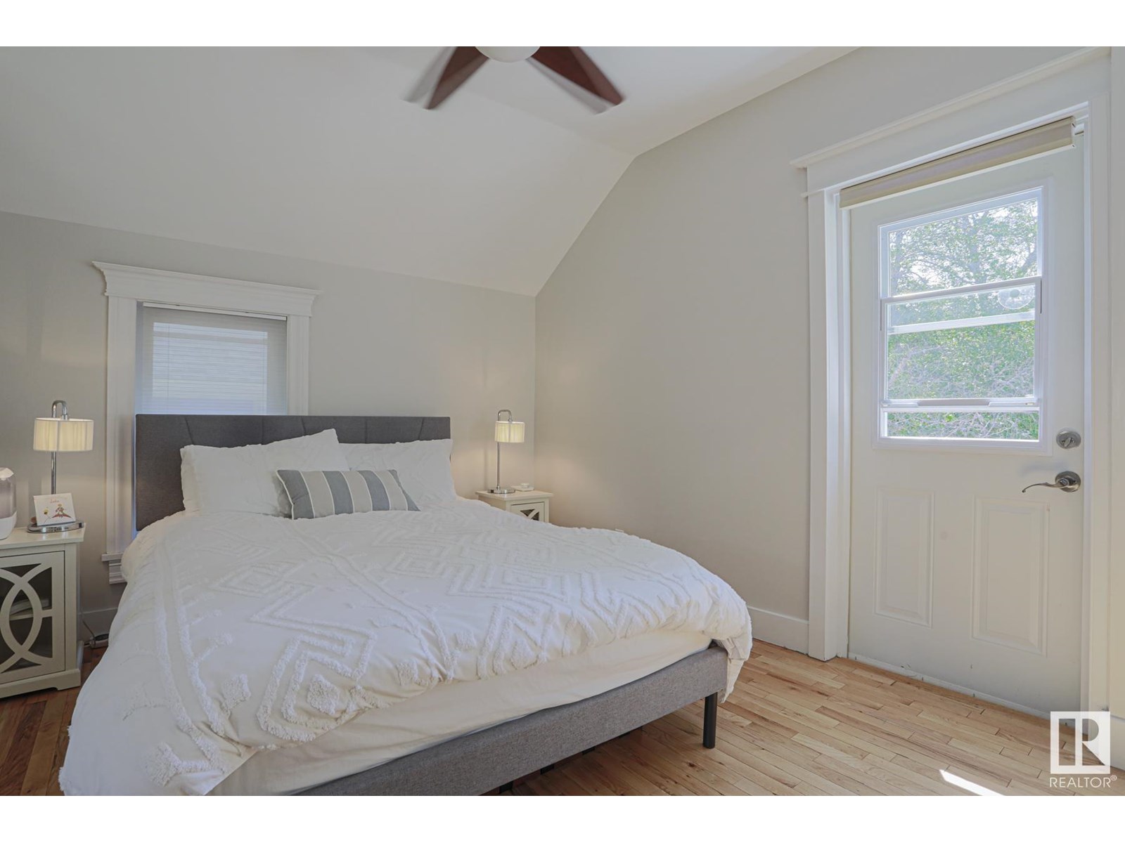 Photo 11 of 9829 88 Av Nw, Edmonton AB
