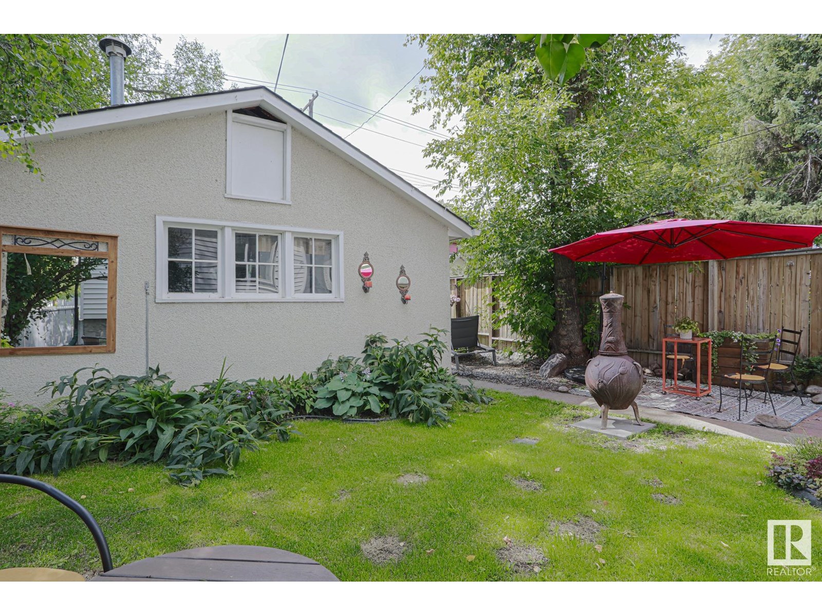 Photo 10 of 9829 88 Av Nw, Edmonton AB