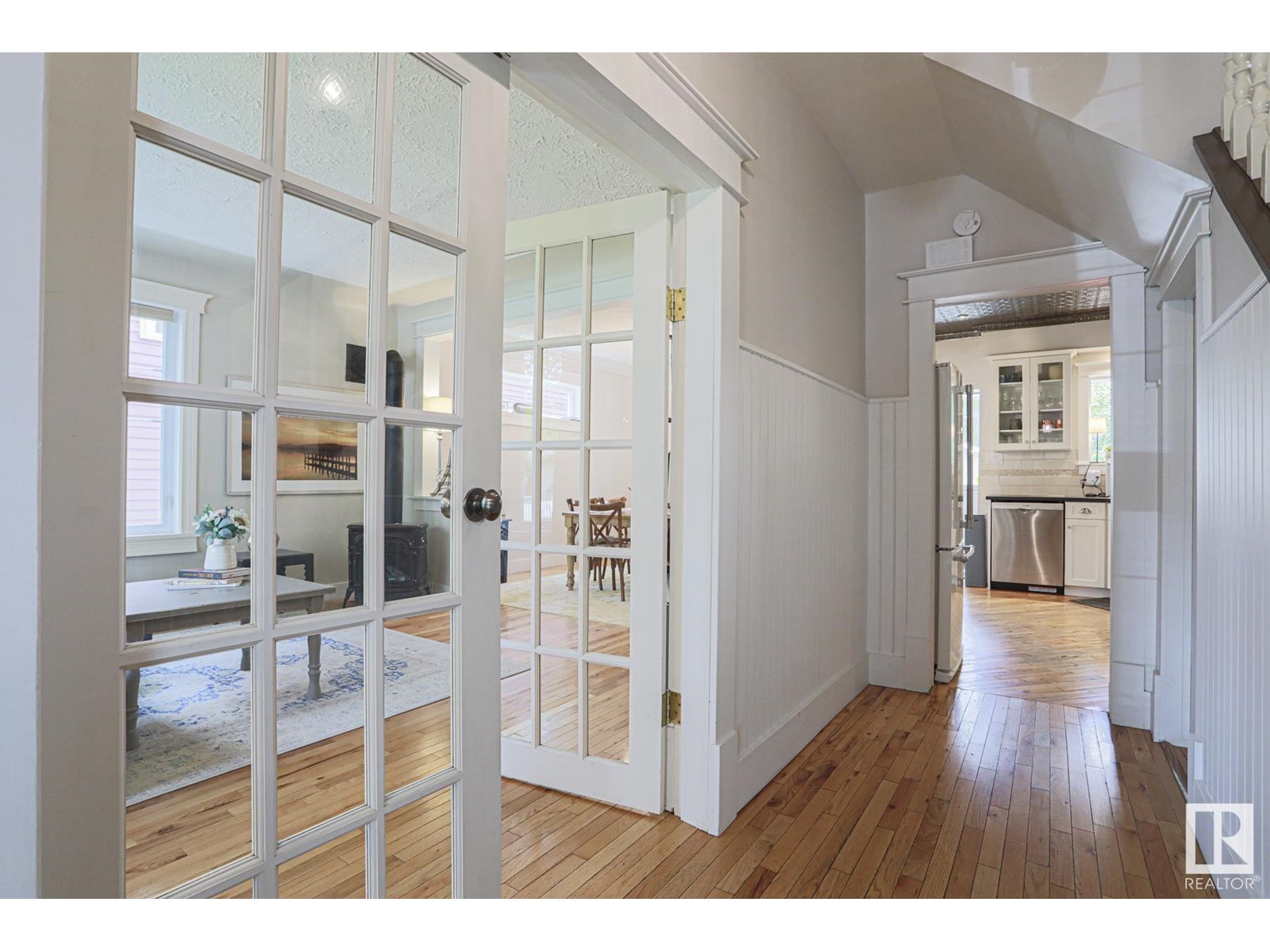 Photo 9 of 9829 88 Av Nw, Edmonton AB