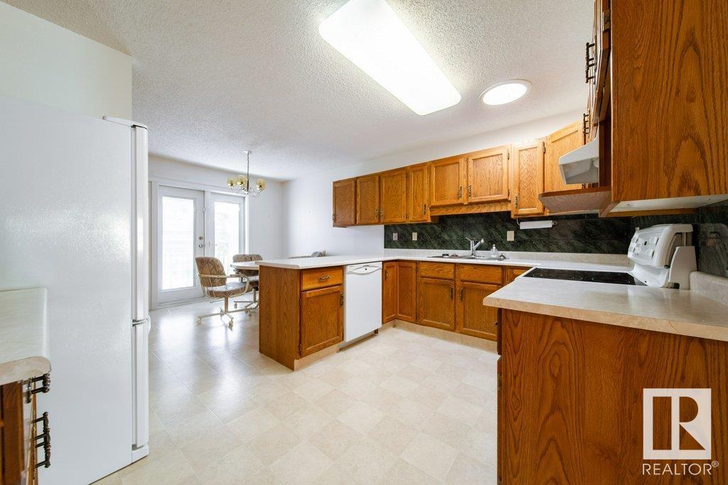 Photo 10 of 10686 153 Ave Nw Nw, Edmonton AB