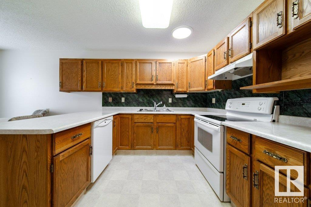Photo 11 of 10686 153 Ave Nw Nw, Edmonton AB