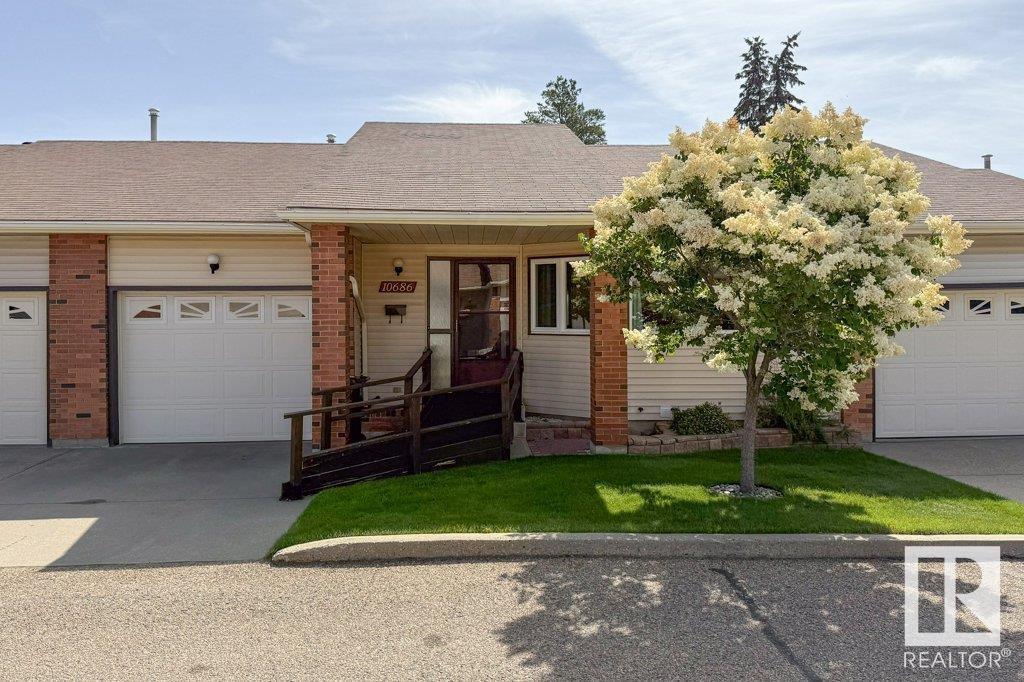 Photo 2 of 10686 153 Ave Nw Nw, Edmonton AB
