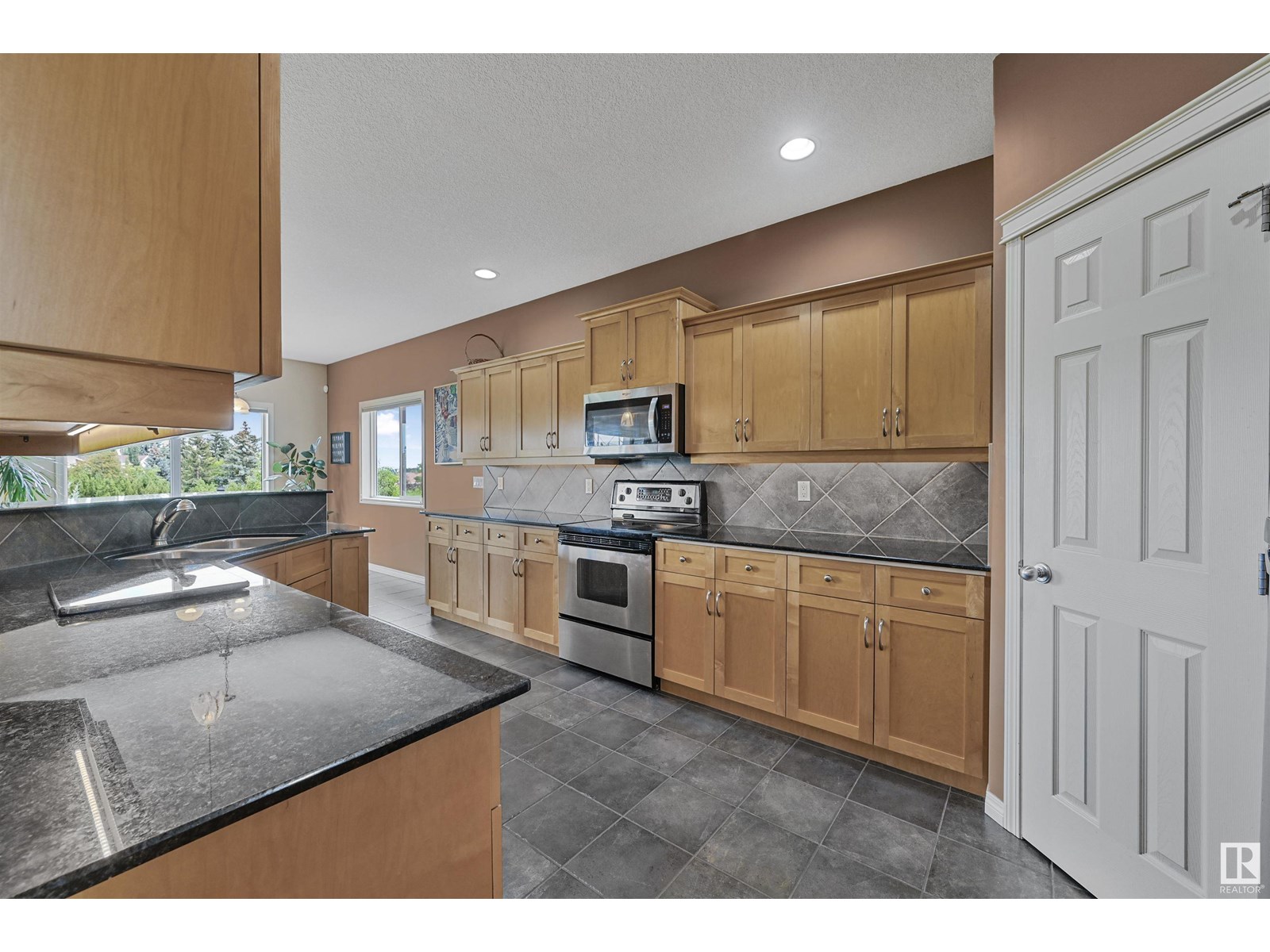 Photo 11 of 975 Hollingsworth Bn Nw, Edmonton AB