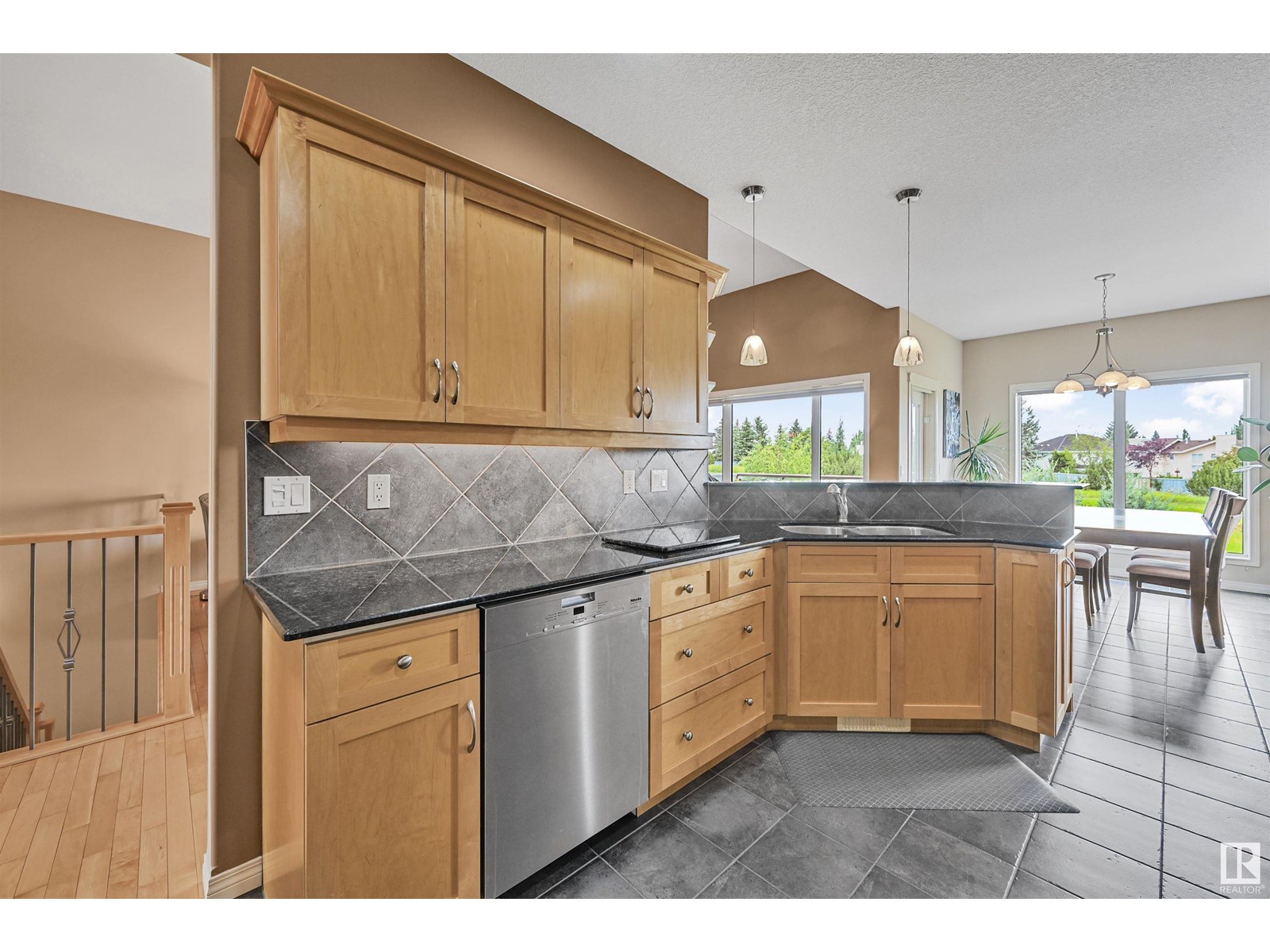 Photo 14 of 975 Hollingsworth Bn Nw, Edmonton AB