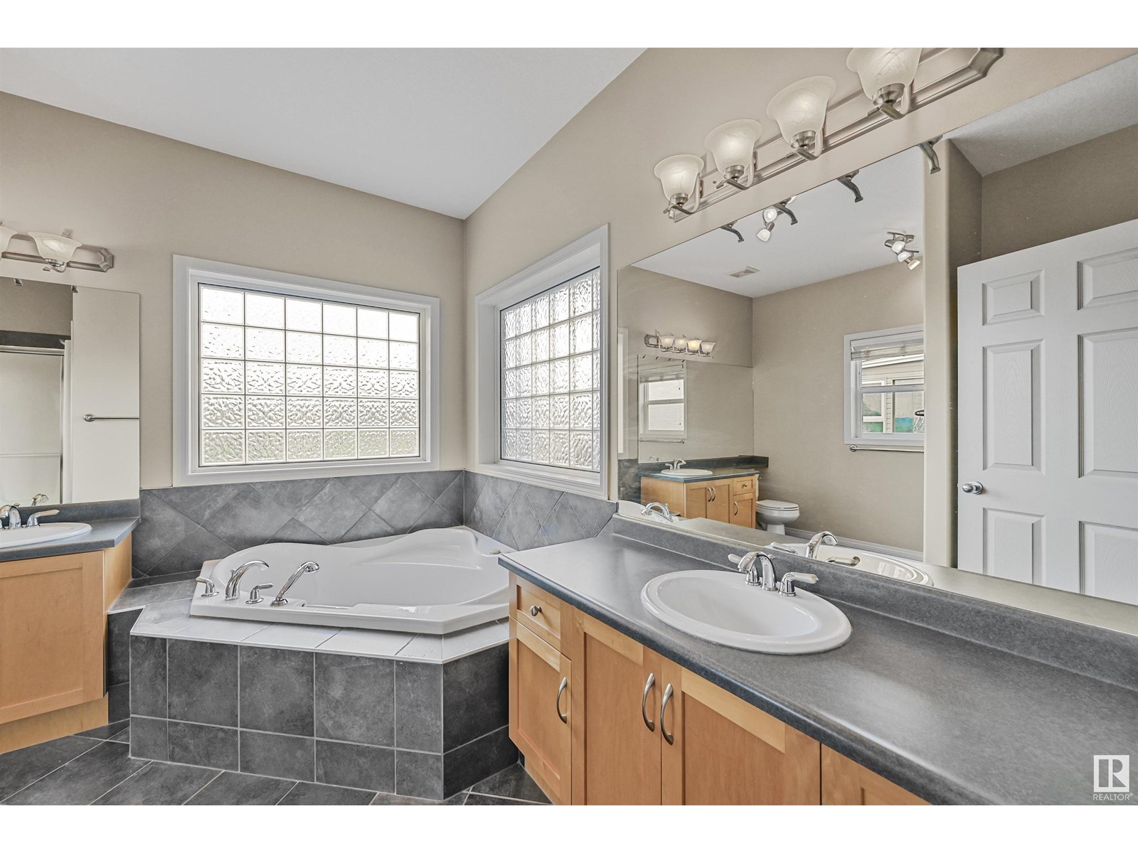 Photo 25 of 975 Hollingsworth Bn Nw, Edmonton AB