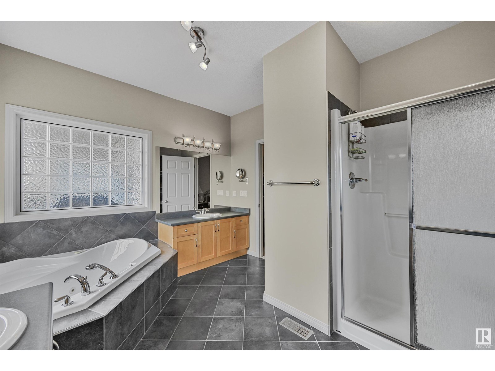 Photo 26 of 975 Hollingsworth Bn Nw, Edmonton AB