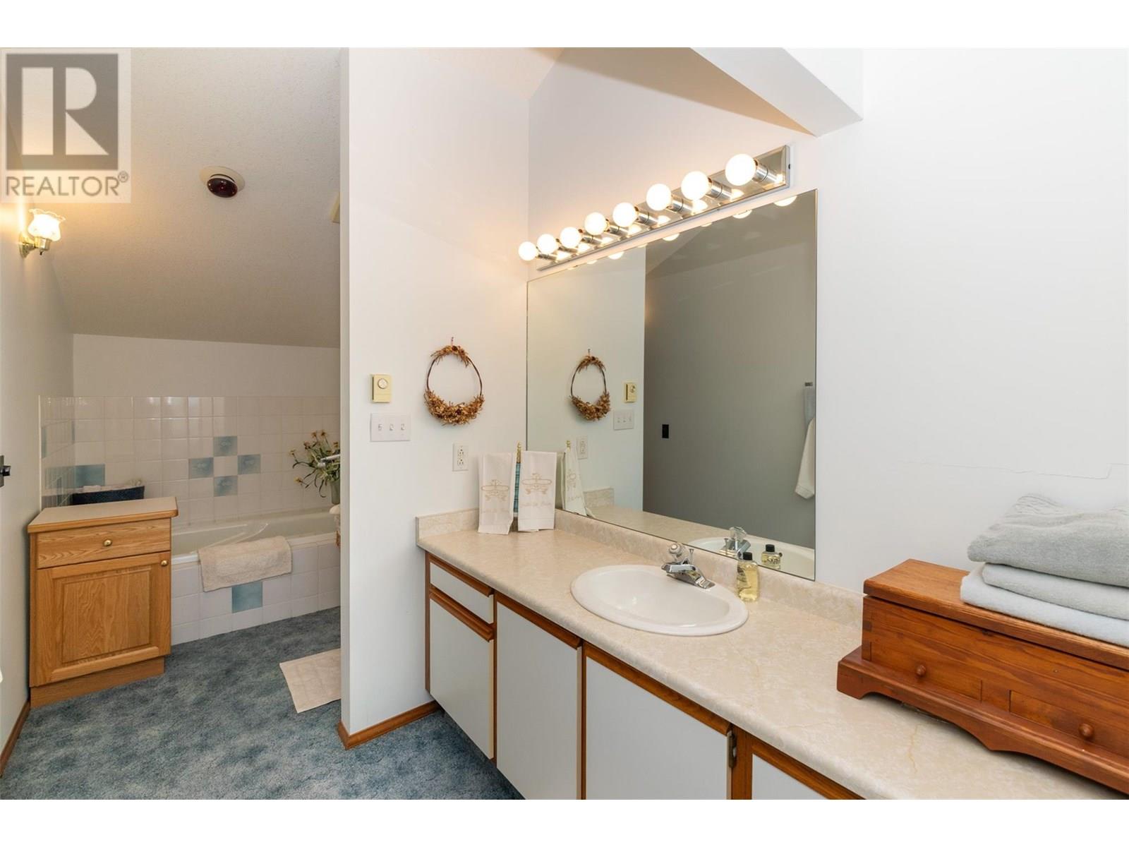 1 1261 Trans Canada Highway, Sorrento