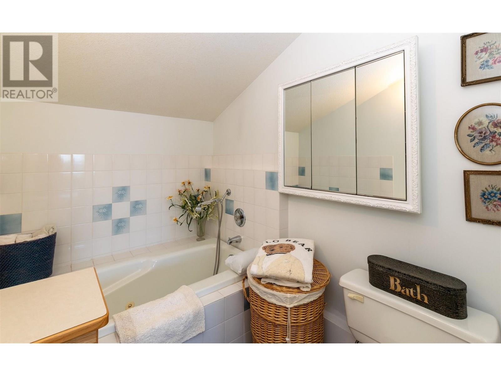1 1261 Trans Canada Highway, Sorrento