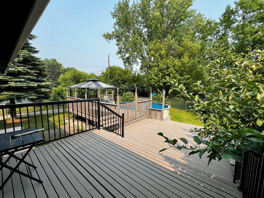 Photo 2 of 375 Cedar Crescent, Steinbach MB