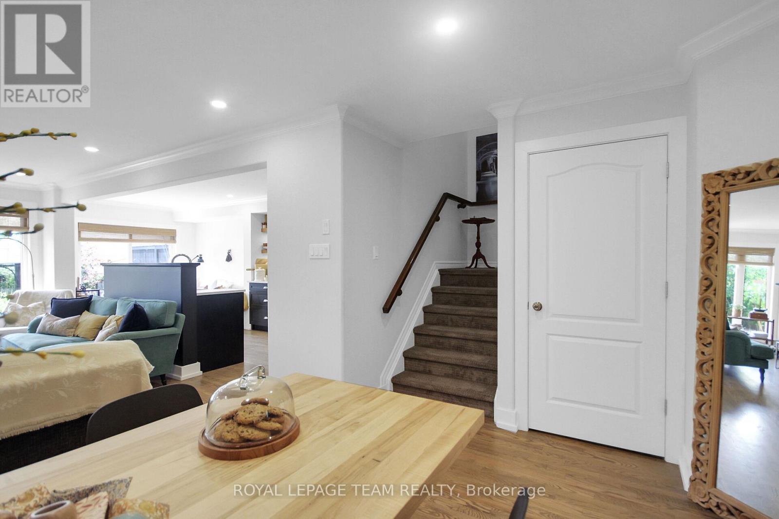 Photo 9 of 112 Talltree Crescent, Ottawa ON