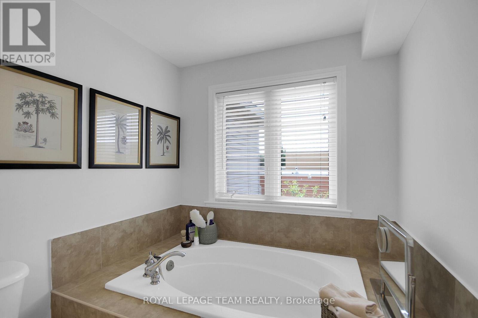 Photo 13 of 112 Talltree Crescent, Ottawa ON