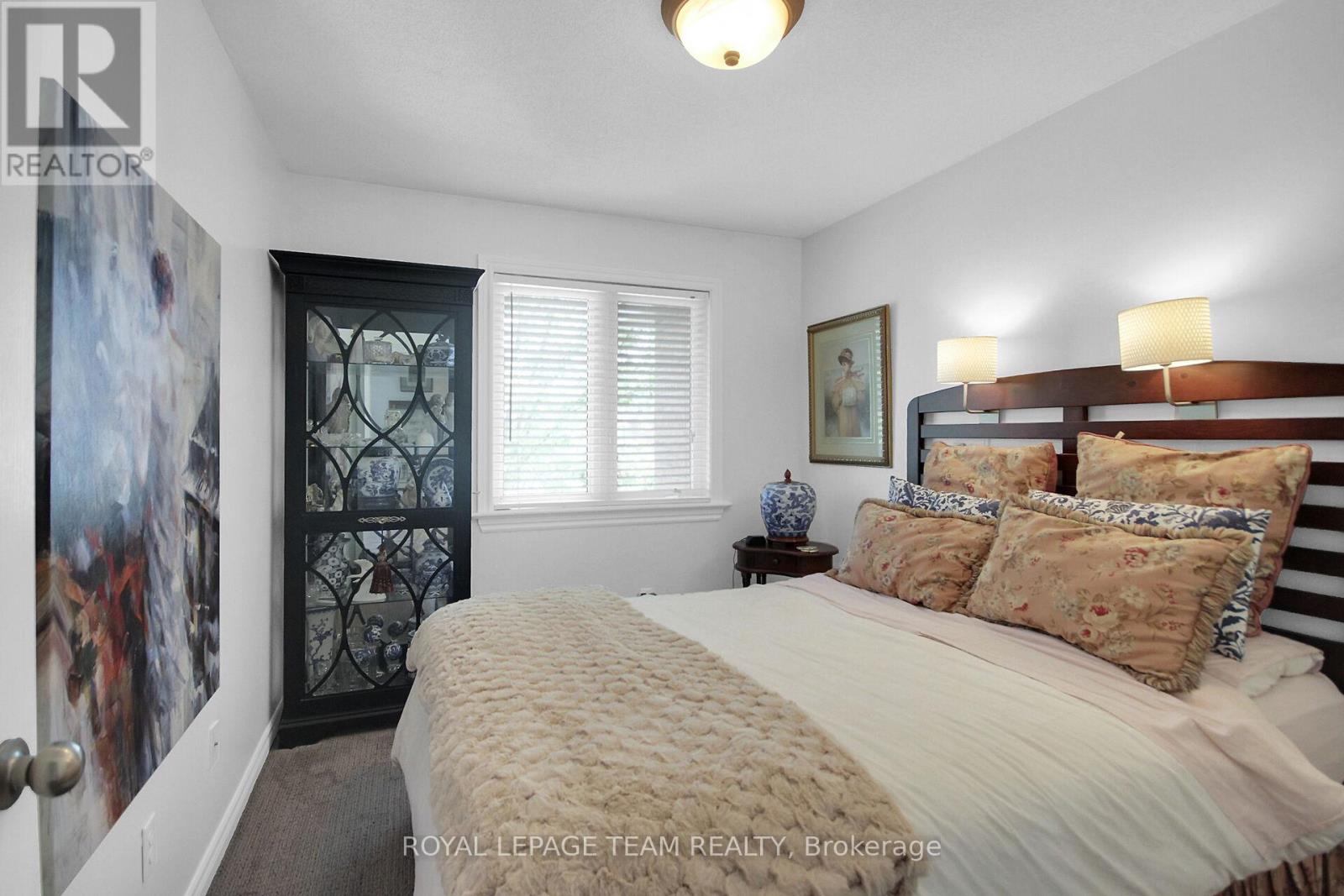 Photo 8 of 112 Talltree Crescent, Ottawa ON