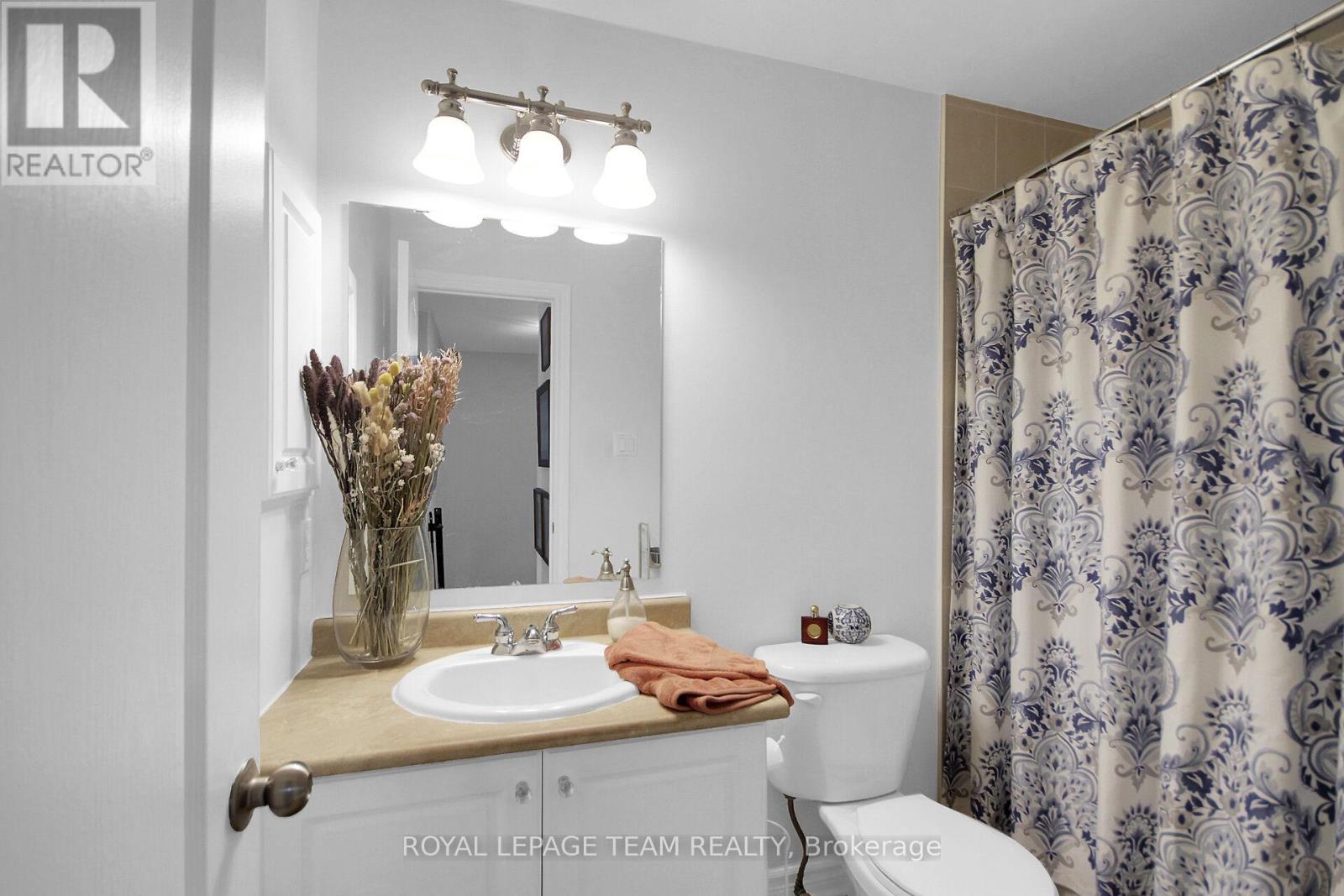 Photo 10 of 112 Talltree Crescent, Ottawa ON