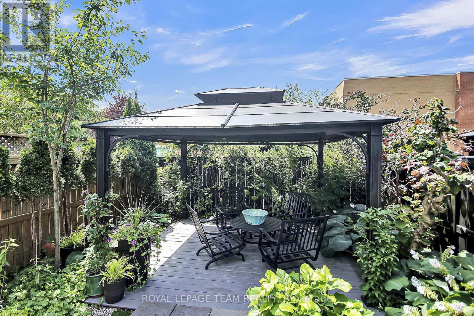 Photo 2 of 112 Talltree Crescent, Ottawa ON